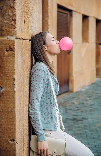 Junges Teenager-Mädchen bläst rosa Kaugummi — Stockfoto