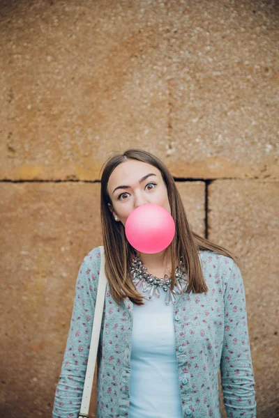 Young teenage girl blowing pink bubble gum — Stock Photo, Image