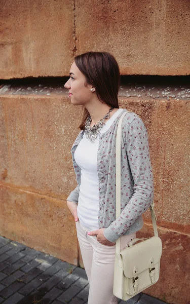 Jovem mulher na moda sobre pedra parede fundo — Fotografia de Stock