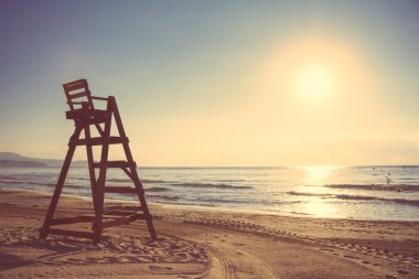 Baywatch sandalye boş Beach gün batımında