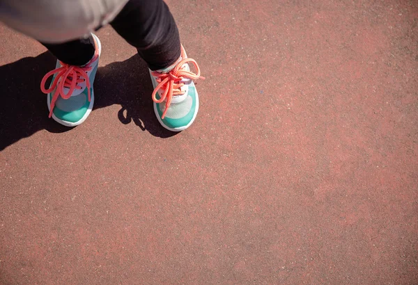 Meisje met sneakers en leggins outdoors — Stockfoto