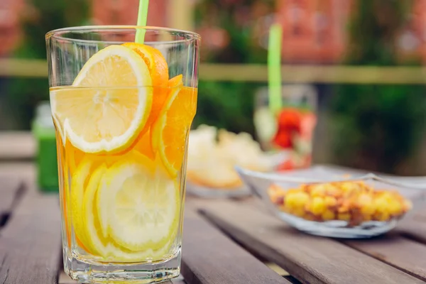 Cocktailuri de apă de fructe infuzate și smoothie-uri de legume verzi — Fotografie, imagine de stoc