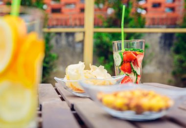 İnfüzyon meyve su kokteyller ve aperatifler yuvarlak kase