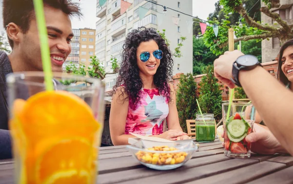 Young woman talking with friends in a summer day — Stock Photo, Image