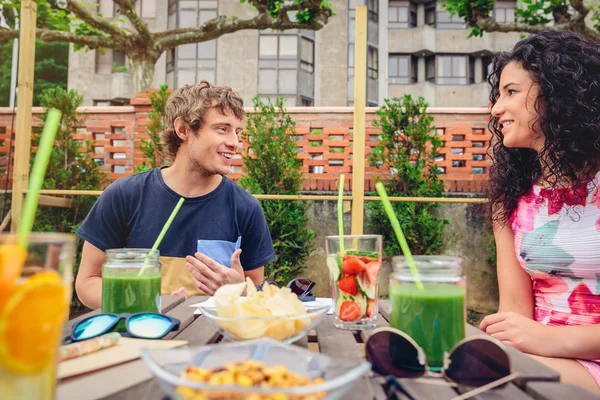 Junges Paar hat Spaß an einem Sommertag — Stockfoto