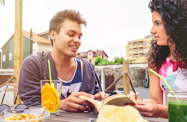 Young man talking with friend in a summer day — Stock Photo, Image