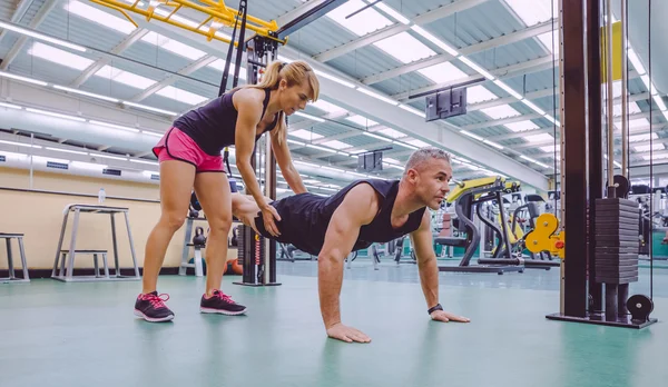 Kişisel antrenör adam süspansiyon eğitim öğretim