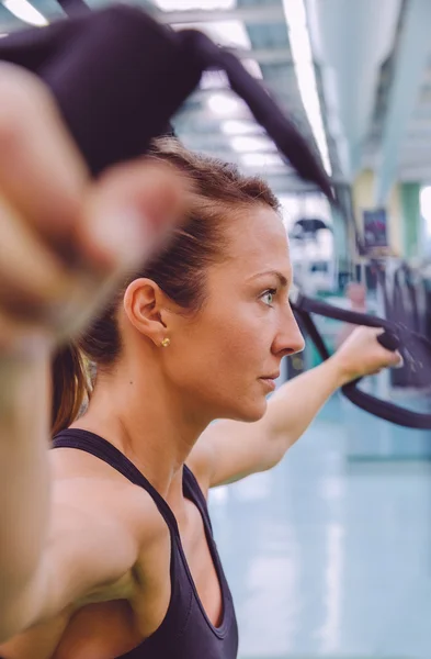 Mujer haciendo entrenamiento de suspensión con correas de fitness —  Fotos de Stock