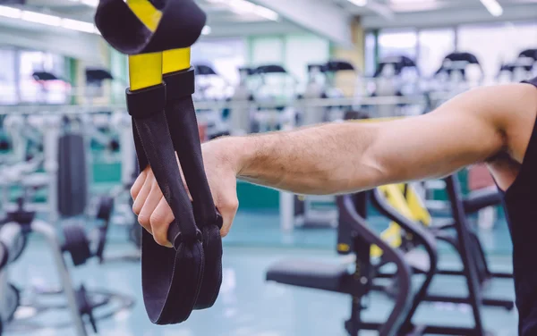 Correas de fitness en la mano del entrenamiento del hombre —  Fotos de Stock