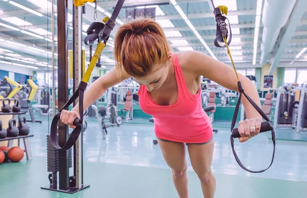 Mujer haciendo entrenamiento de suspensión con correas de fitness —  Fotos de Stock