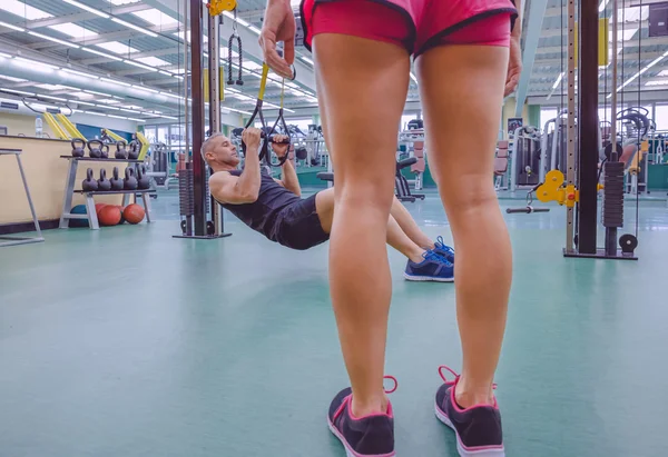 Homem fazendo treinamento de suspensão com tiras de fitness — Fotografia de Stock