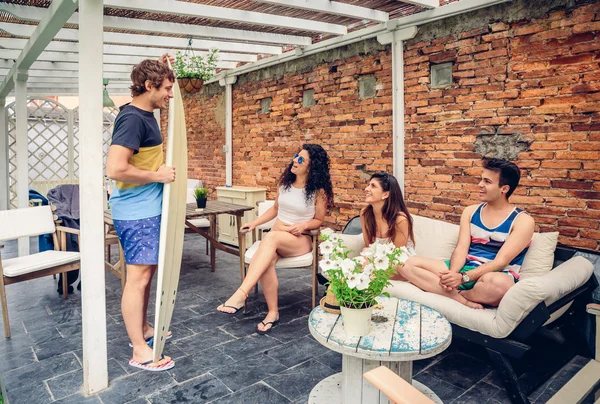 Gruppe von Leuten, die Spaß in einem Surfkurs haben — Stockfoto