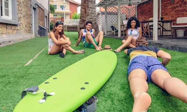 Группа людей, веселящихся в классе серфинга — стоковое фото