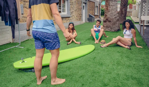 Gruppe von Leuten in einem Sommer-Surfkurs — Stockfoto