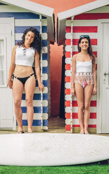 Unga surfare kvinnor par med bikini och surfingbräda — Stockfoto