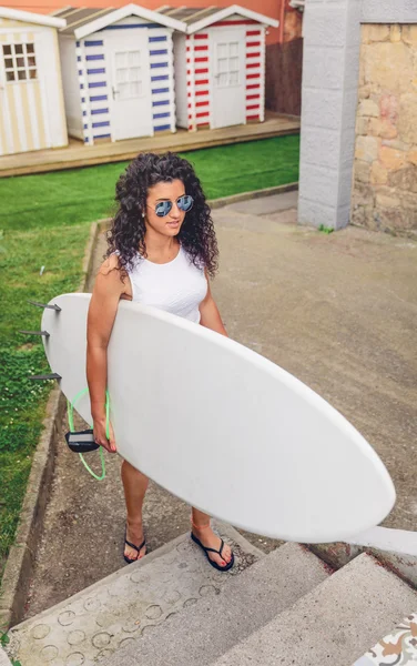 Brunette surfer woman with top holding surfboard — Stock Photo, Image