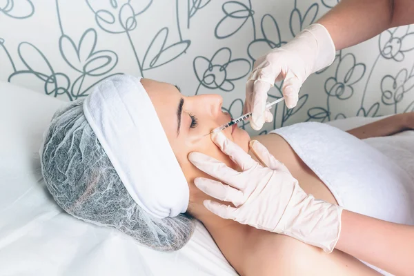 Woman getting cosmetic injection in her lips on clinical center — Stock Photo, Image