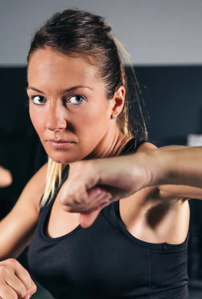 Frau trainiert hartes Boxen im Fitnessstudio — Stockfoto