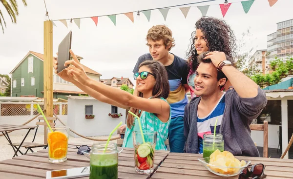 Gruppe junger Leute macht ein Selfie mit Tablet — Stockfoto