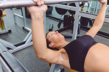 Barbell bench press eğitim üzerinde kadınla