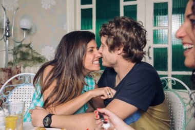 Gülüyor ve kahvaltıda kucaklayan aşık Çift