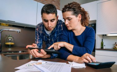 Çift dijital tablet ile hesaplarını gözden geçirme