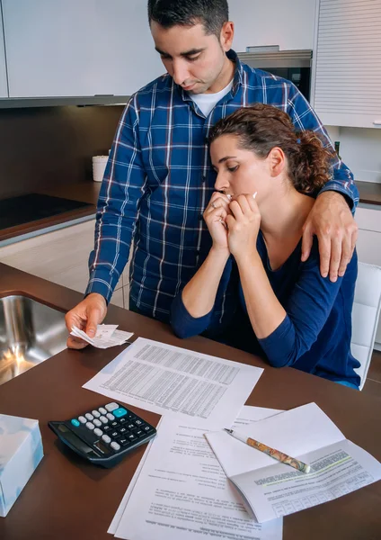 Unemployed husband gives solace to his wife crying by debts — Stock Photo, Image