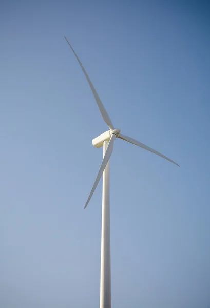 Turbina eólica gerando eletricidade sobre fundo céu azul — Fotografia de Stock