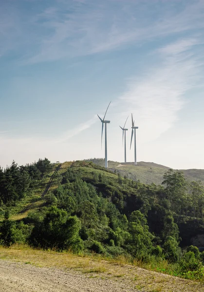 Dağ manzarası ile arka planda Rüzgar türbinleri — Stok fotoğraf