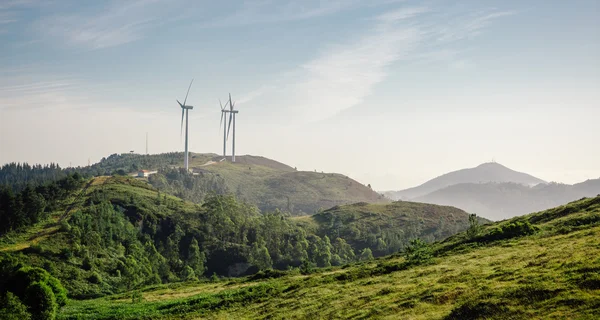 Berglandskap med vindkraftverk i bakgrunden — Stockfoto