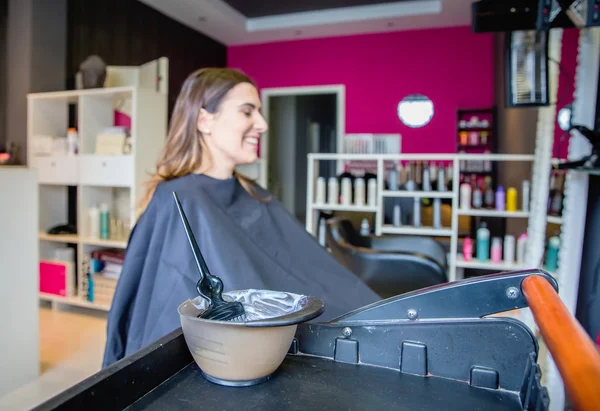 Tintura de cabelo na tigela e escova para o tratamento do cabelo — Fotografia de Stock