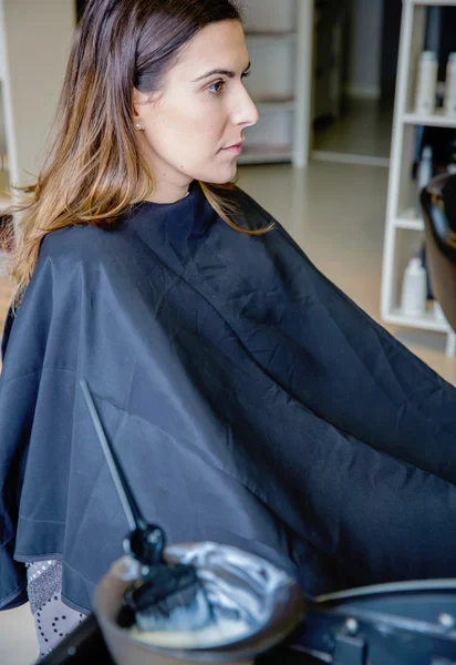 Genç kadın bir saç rengini değiştirmek için hazır — Stok fotoğraf