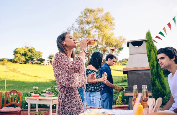 Donna che beve birra in un barbecue con gli amici — Foto Stock