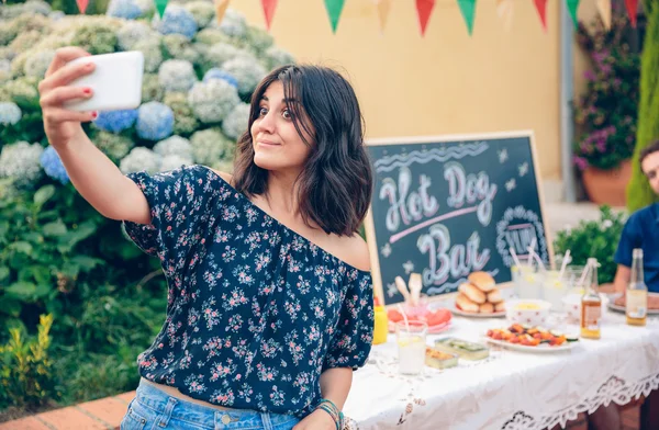 Mujer joven divertida tomando una selfie con teléfono inteligente — Foto de Stock