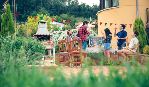 Gruppe von Freunden beim sommerlichen Grillen — Stockfoto