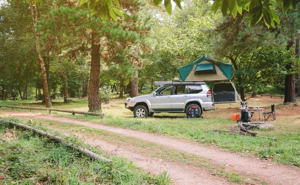 Offroad 4x4 véhicule avec tente dans le toit prêt pour le camping — Photo