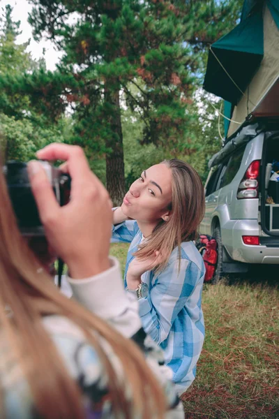 Mano femminile scattare foto a donna con 4x4 sullo sfondo — Foto Stock