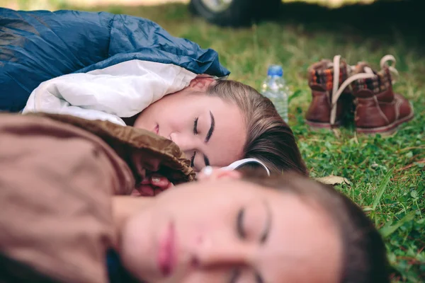 Kvinder hviler i naturen inde i soveposer - Stock-foto