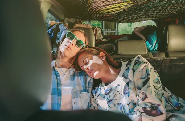 Mulheres cansadas amigos dormindo em um carro banco traseiro — Fotografia de Stock