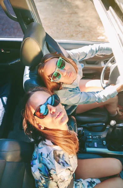 Mulheres felizes se divertindo dentro do carro cabriolet — Fotografia de Stock