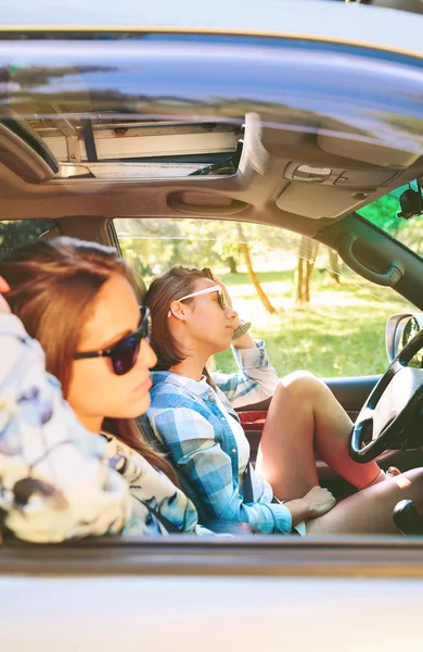 두 젊은 여성이 차 안에 앉아 쉬고 — 스톡 사진