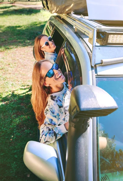 Gelukkig vrouwen plezier door de auto venster — Stockfoto