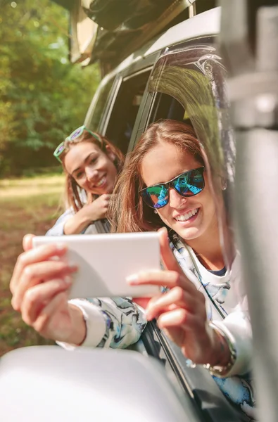 Жінка фотографує свого друга через віконну машину — стокове фото