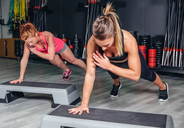 Kadınlar eğitim aerobik sınıfında Stepper üzerinde çift — Stok fotoğraf