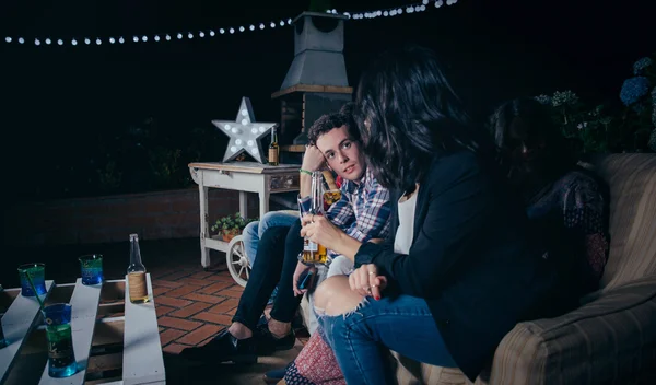 Homme parlant avec une amie tenant de la bière dans une fête — Photo