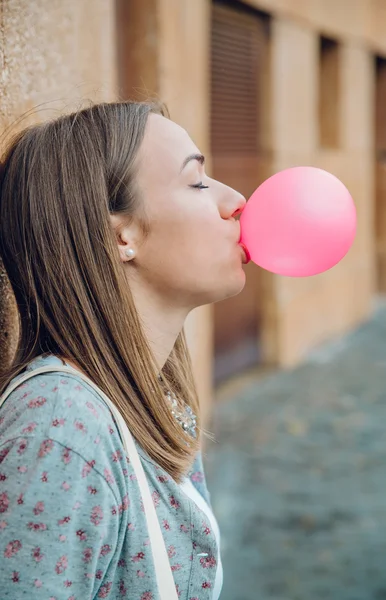 Young teenage girl blowing pink bubble gum — Stock Photo, Image