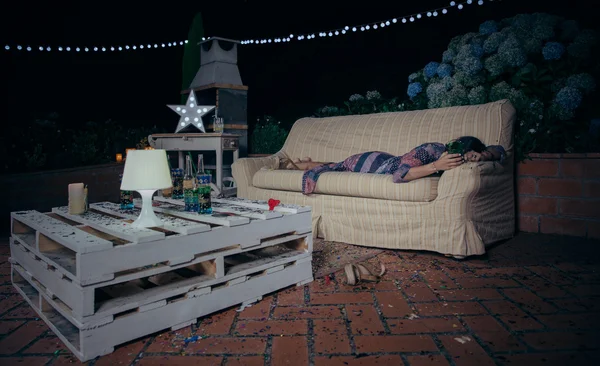 Samotna kobieta pijana nad sofą do spania po partii — Zdjęcie stockowe