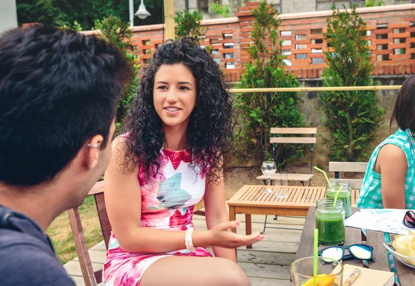 Junge Frau im Gespräch mit einem Freund an einem Sommertag — Stockfoto