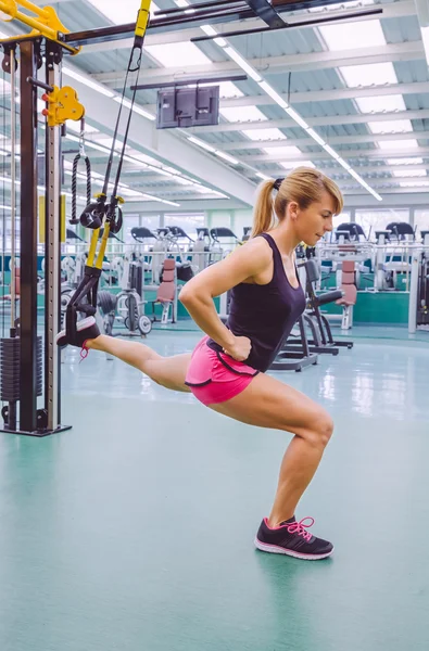 Kobieta trenująca zawieszenie z paskami fitness — Zdjęcie stockowe