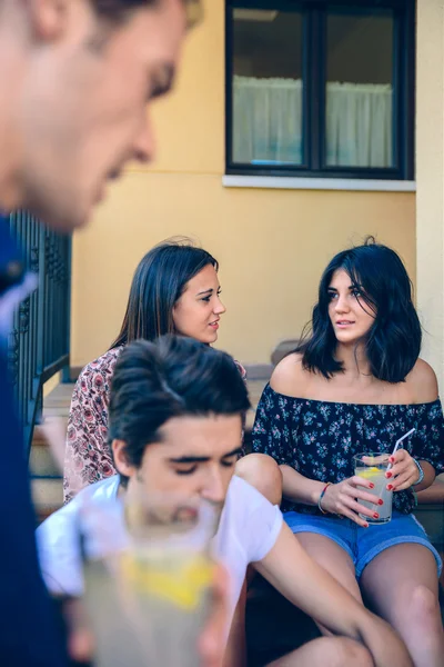 Junge schöne Frau spricht mit Freundin im Freien — Stockfoto